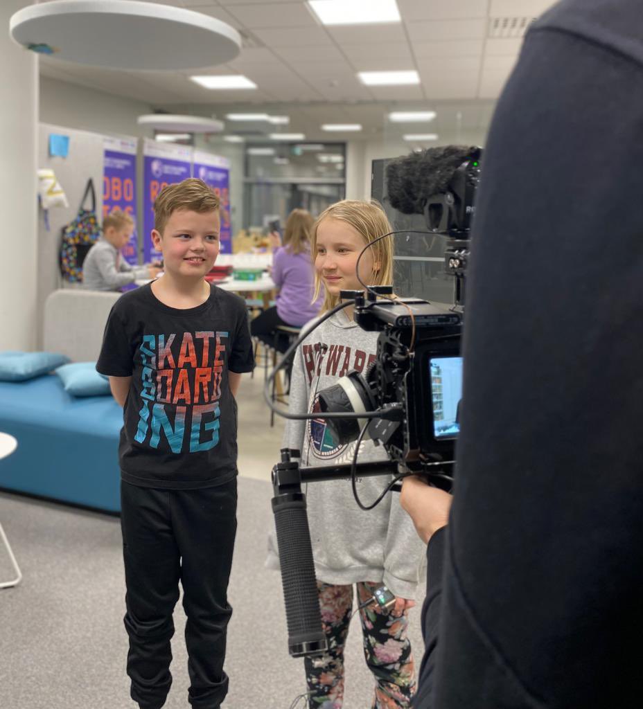 robotics_campus's tweet photo. Olipa meillä jännä päivä Uramon 2B:n kanssa, kun vierailtiin Green Disposalilla kera Kimin kameran 🎥
Video julkaistaan @FRUSH30100 huhtikuussa!
@RiihimakiCity @robotics_campus
#Kiertotalous
#Robotiikka
#STEM
#KriittisetMateriaalit
#GreenDisposal @EngstromPia @ViitanenReetta https://t.co/BLebi4eRHU