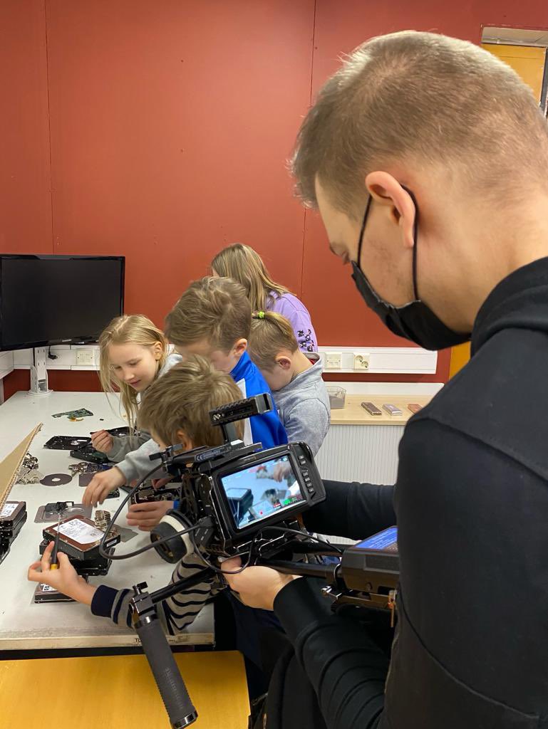 robotics_campus's tweet photo. Olipa meillä jännä päivä Uramon 2B:n kanssa, kun vierailtiin Green Disposalilla kera Kimin kameran 🎥
Video julkaistaan @FRUSH30100 huhtikuussa!
@RiihimakiCity @robotics_campus
#Kiertotalous
#Robotiikka
#STEM
#KriittisetMateriaalit
#GreenDisposal @EngstromPia @ViitanenReetta https://t.co/BLebi4eRHU