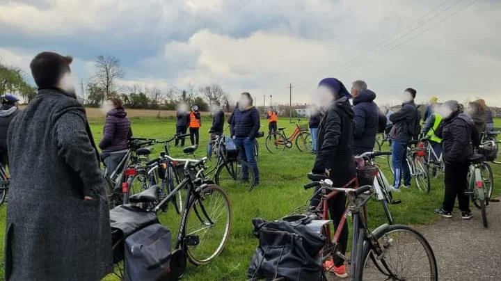 NoautTreBG's tweet photo. BICICLETTATA CONTRO L'AUTOSTRADA 

Nonostante il tempo incerto, ieri la biciclettata ha raccolto un buon numero di persone. Siamo stati nelle campagne tra Treviglio e Fara Gera d'Adda per vedere da vicino tutto quello che vorrebbero asfaltare.
#noautostradatrevigliobergamo https://t.co/V99L23H8xz