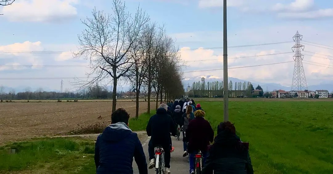 NoautTreBG's tweet photo. BICICLETTATA CONTRO L'AUTOSTRADA 

Nonostante il tempo incerto, ieri la biciclettata ha raccolto un buon numero di persone. Siamo stati nelle campagne tra Treviglio e Fara Gera d'Adda per vedere da vicino tutto quello che vorrebbero asfaltare.
#noautostradatrevigliobergamo https://t.co/V99L23H8xz