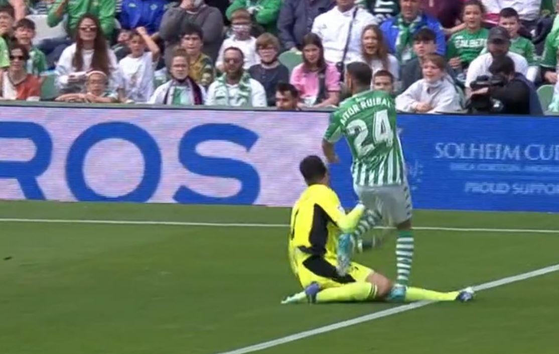 Pepelias17_'s tweet photo. 🟢Este derribo Sergio Herrera a Aitor Ruibal ayer en el #RealBetis - Osasuna es muy claro. La duda estaba en si se produjo dentro o fuera del área. Al ser claramente dentro, Medié debió advertir a Pizarro de que revisara la jugada, pues es un penalti claro que quedó sin sanción https://t.co/n1rryKiGwz