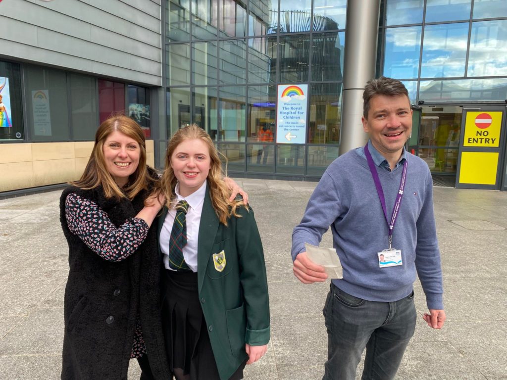 RHCGlasgow's tweet photo. Beth underwent brain sugery to remove a tumour the siz of an orange 

The 16 year old wrote a note to Roddy, her brain surgeon, to say thanks for everything he had done, even if it didn't go well 

10 monts on, Beth is now sitting her highers... 

https://t.co/4PQCljFYB4 

#RHCG https://t.co/Wmey7Hjk3a