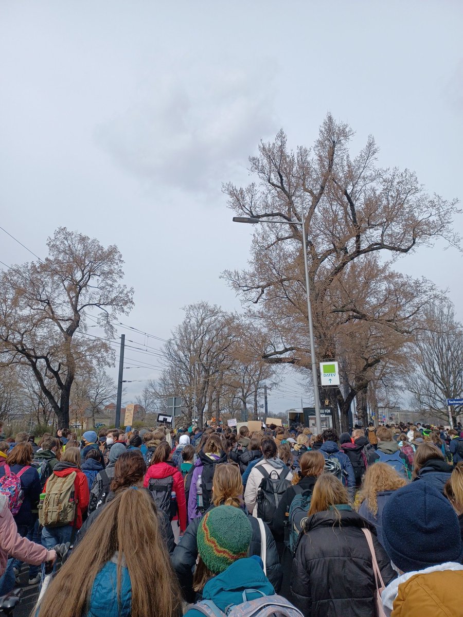 SchwarzeRoseFAU's tweet photo. Sau stark heute so viele Schüler*innen auf Dresdens Straßen zu sehen.
#dd0404 #PeaceNotWar https://t.co/VigNnbGEe5