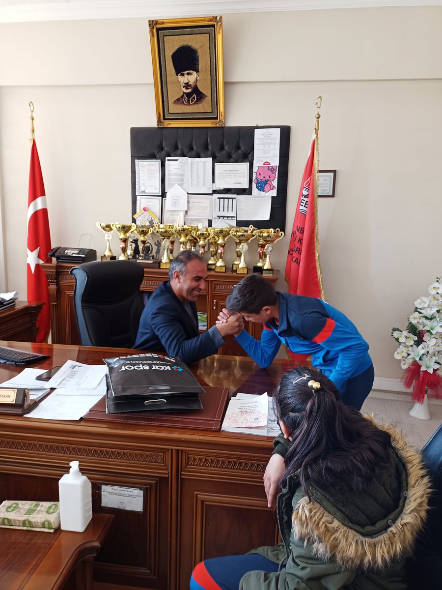Okulumuz Müdürü Sayın İsmet ÖZKAN Bilek Güreşinde dereceye giren öğrencilerimizi ödülendirdi.