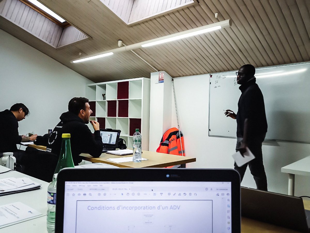 ATIF_France's tweet photo. #ATIFCampus – La minute formation 📚

ATIF s’engage à faire monter en compétence ses collaborateurs en les formant HTIv 💪

La formation de 12 semaines se compose de 4 modules :
📅 Introduction
🛤️ Rail
📐 Géométrie
🚉 Appareil de voie

Merci à Omnifer🤝

📸 « Rail » de janvier 👇 https://t.co/BuUb14vyV5