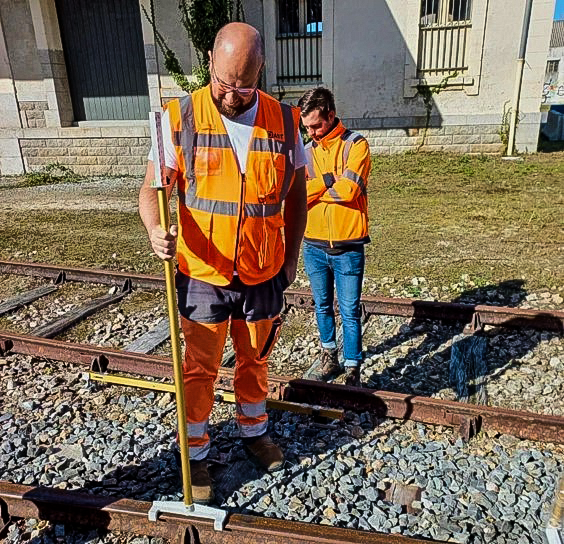 ATIF_France's tweet photo. #ATIFCampus – La minute formation 📚

ATIF s’engage à faire monter en compétence ses collaborateurs en les formant HTIv 💪

La formation de 12 semaines se compose de 4 modules :
📅 Introduction
🛤️ Rail
📐 Géométrie
🚉 Appareil de voie

Merci à Omnifer🤝

📸 « Rail » de janvier 👇 https://t.co/BuUb14vyV5
