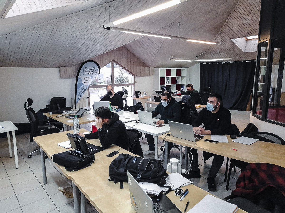 ATIF_France's tweet photo. #ATIFCampus – La minute formation 📚

ATIF s’engage à faire monter en compétence ses collaborateurs en les formant HTIv 💪

La formation de 12 semaines se compose de 4 modules :
📅 Introduction
🛤️ Rail
📐 Géométrie
🚉 Appareil de voie

Merci à Omnifer🤝

📸 « Rail » de janvier 👇 https://t.co/BuUb14vyV5