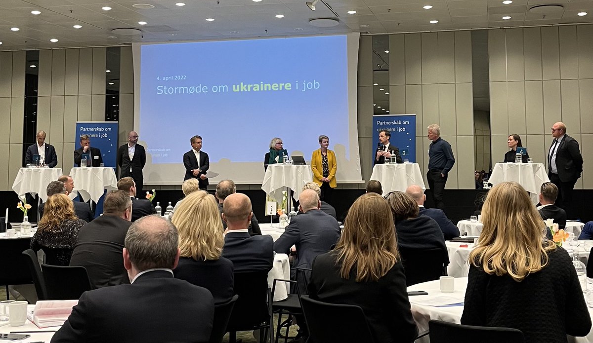 Til stormøde i partnerskab om ukrainere i job. Tak til <a href="/regeringDK/">Regeringen</a> @FH_dk2019 @kommunerne og <a href="/regionerne/">Danske Regioner</a> for at tage initiativ til at samle #dkbiz og #civilsamfund, så vi sammen kan støtte og hjælpe ukrainere, der kommer til landet.   #dkpol