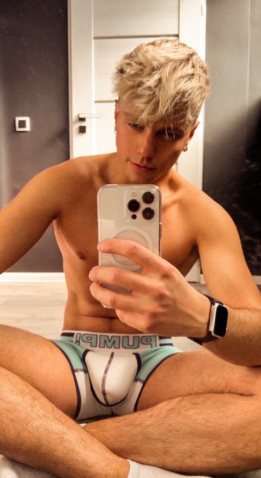 #SelfieTime 😏🤗 Have a good week! 😘 https://t.co/ie5pOJxSqE<a href="/tag/selfietime"class="tags">#SelfieTime</a>