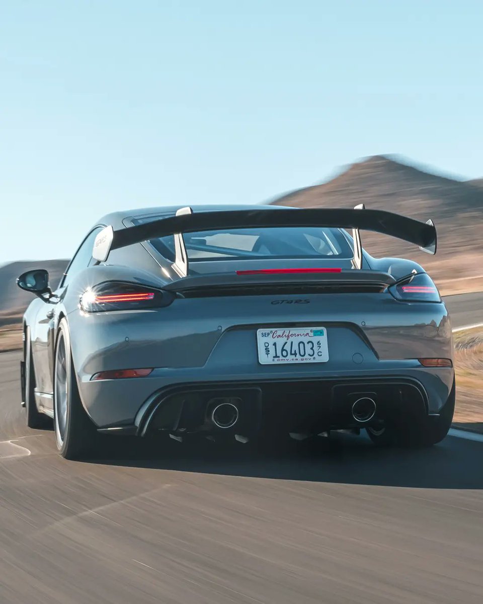 Outstanding agility, short shift throws, extremely sporty gears – the new #718CaymanGT4RS comes with a 7-speed Porsche Doppelkupplung (PDK). Even seventh gear is sporty and succinct. The mechanical lockable differential ensures optimum transfer of power to the road. https://t.co/WFvcetkV5F