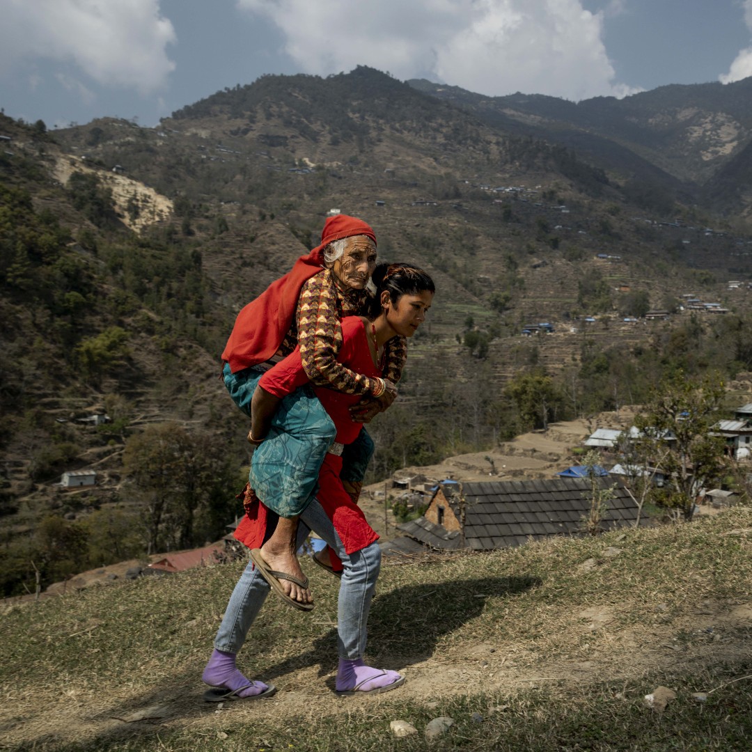 mrtejkohli's tweet photo. Kabita Basel, granddaughter-in-law of 90 year old Putali Basel who is suffering from #needlessblindness, carries her blind grandmother-in-law to the #TejKohliandRuitFoundation microsurgical camp in #Doramba. #TejKohliRuit #2030insight #GlobalEyeHealth #NepalsHills #TejTalks https://t.co/abxi5zhkjB