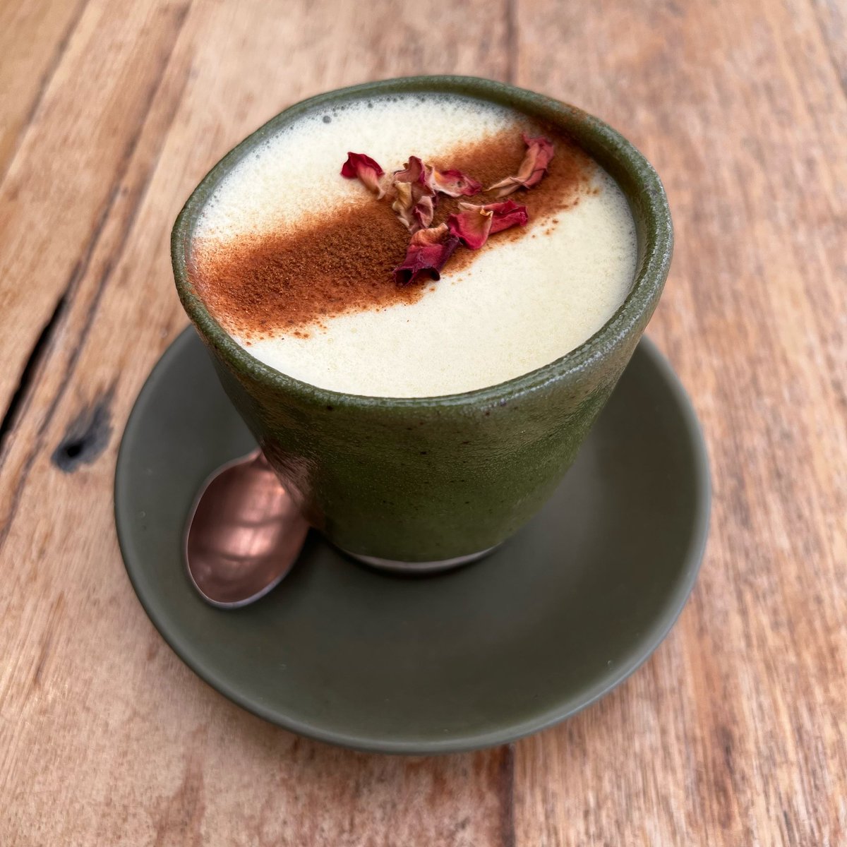 xClementineTV's tweet photo. Today I went outside and socialised and I am proud of that #introvert #CoffeeTime #vegan #tumericlatte https://t.co/ihvduO4MtI