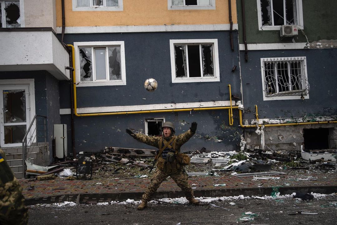 nunovalinhas's tweet photo. Ainda a guerra e os únicos vencedores da mesma. Os bravos, resistentes e corajosos Ucranianos. 

📸 com assinatura de #RodrigoAbd (@RodrigoabdAbd), fotógrafo argentino (https://t.co/qWrqjgggpU)

#StandingWithUkraine 💪🏼 #SlavaUkraini https://t.co/muSxftc7RC