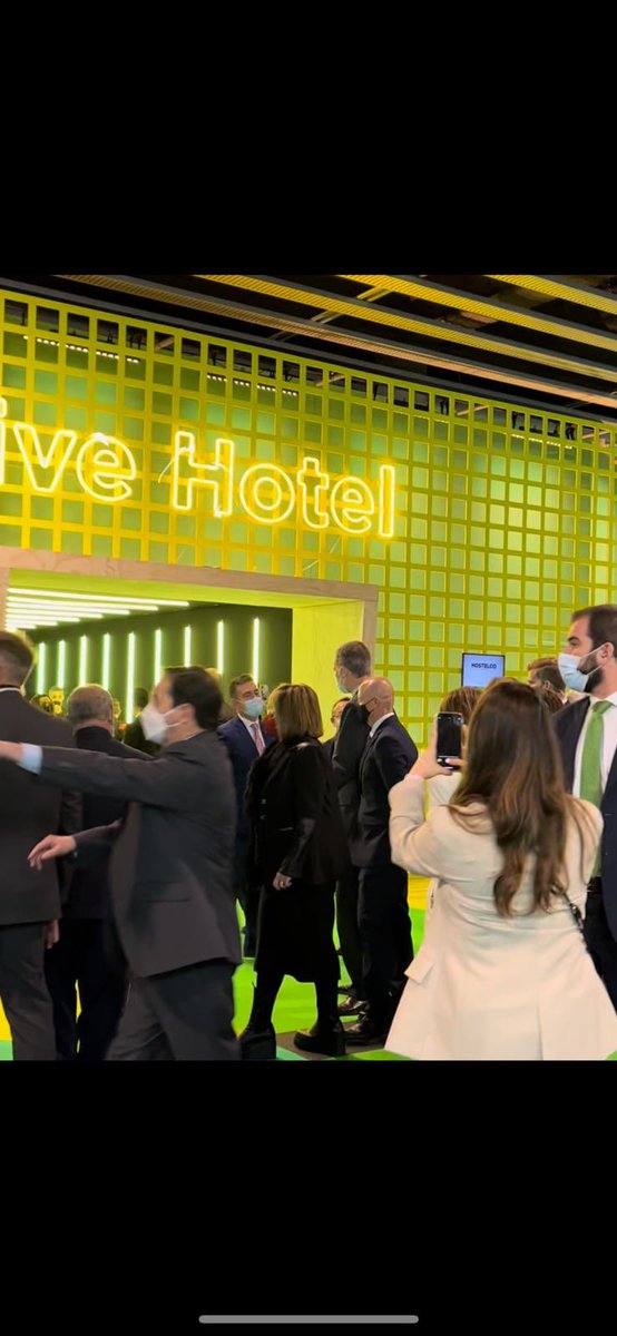 ithotelero's tweet photo. SM D. Felipe VI visita nuestra #Techroom to live in by #ITH y saluda a nuestro DG @alvarocarrillo en @Hostelcobcn #hotel #turismo #LiveHotel @CasaReal @ThinkTur @CEHATes @AMTSolyPlaya https://t.co/LomLMP3VPf