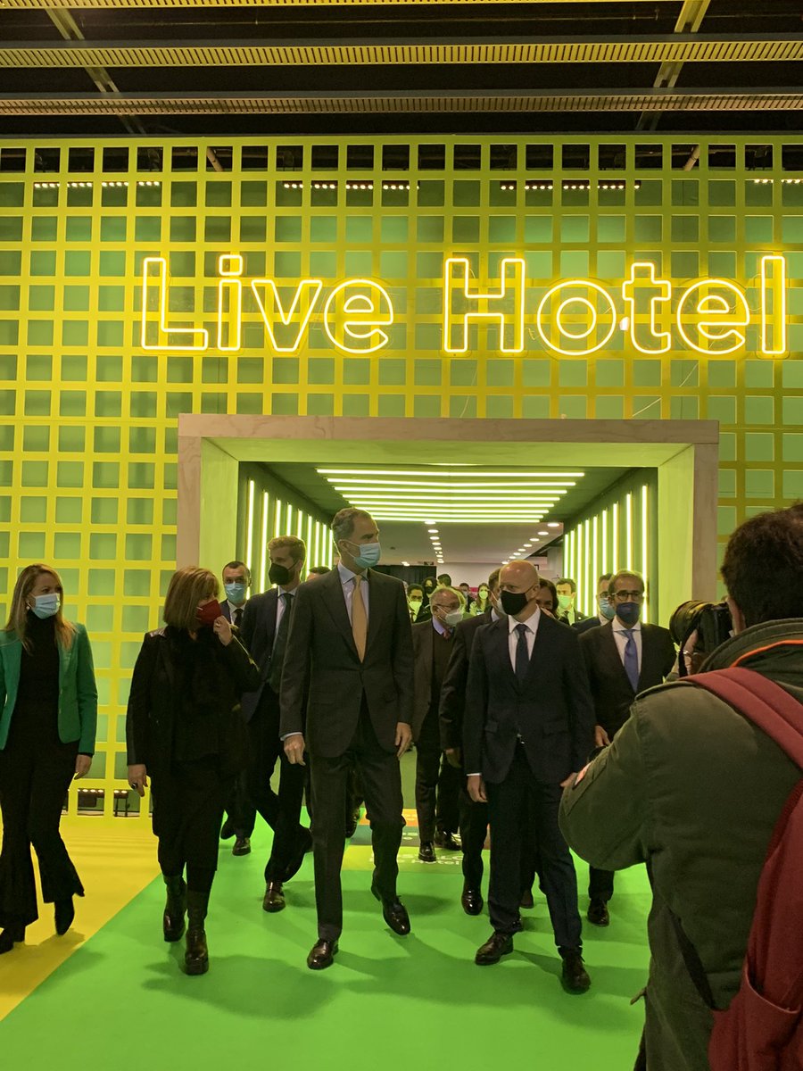 ithotelero's tweet photo. SM D. Felipe VI visita nuestra #Techroom to live in by #ITH y saluda a nuestro DG @alvarocarrillo en @Hostelcobcn #hotel #turismo #LiveHotel @CasaReal @ThinkTur @CEHATes @AMTSolyPlaya https://t.co/LomLMP3VPf