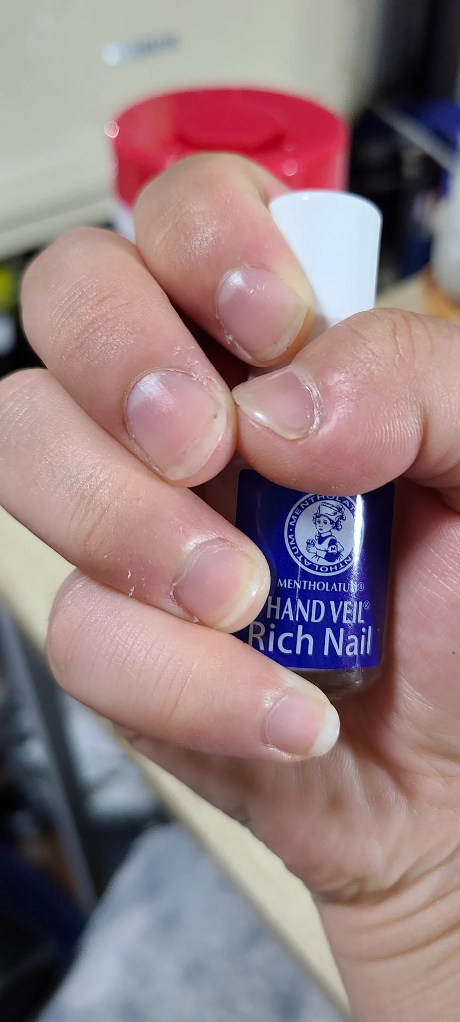 こいつのおかげで本当に爪割れる事が少なくなった。
日中水にさらされる手やから乾燥しまくってて爪割れやすいんよなぁ。。。  