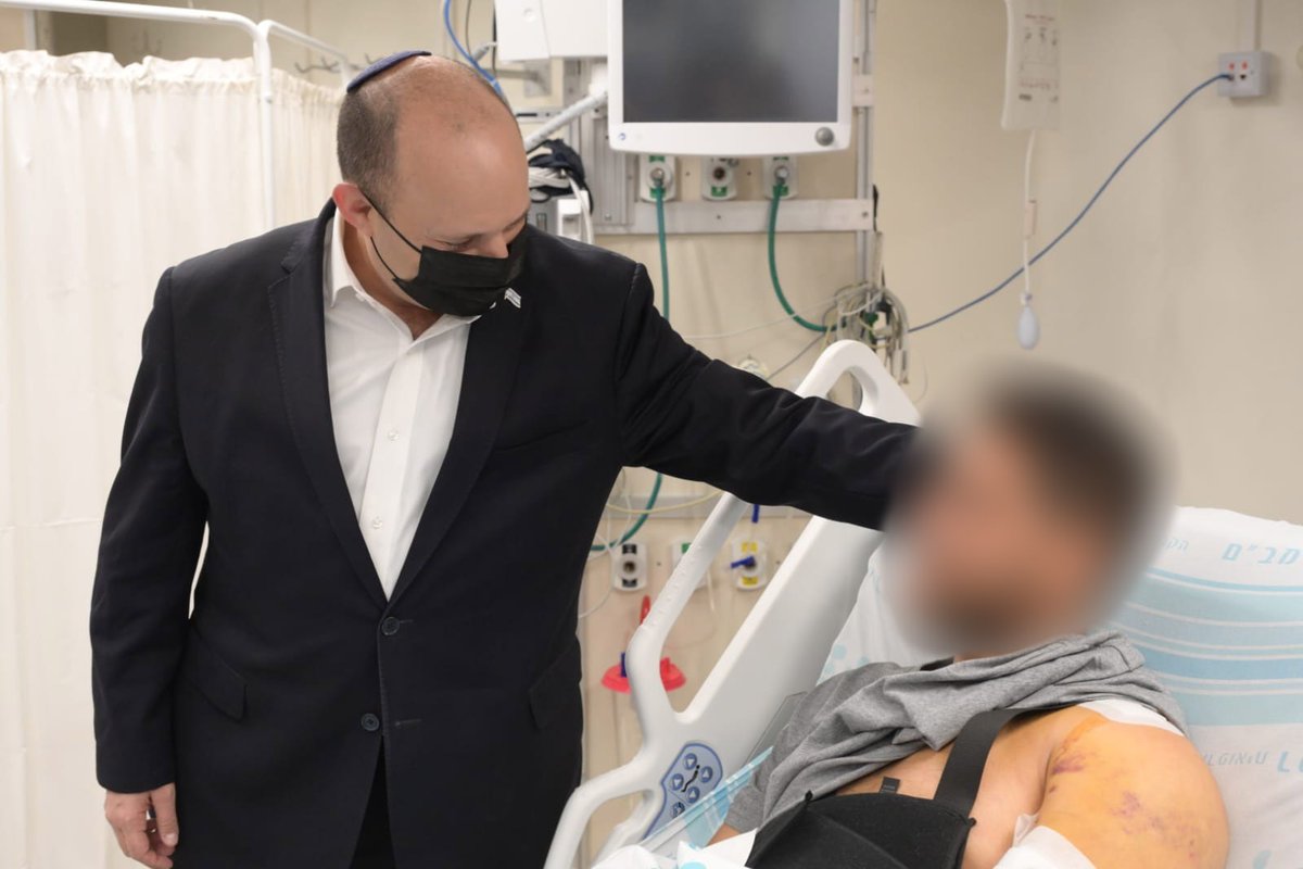 رئيس الوزراء بينيت زار مستشفى رمبام للاطمئنان على حالة المقاتلين الذين أصيبوا بجروح خلال اعتراض الخل