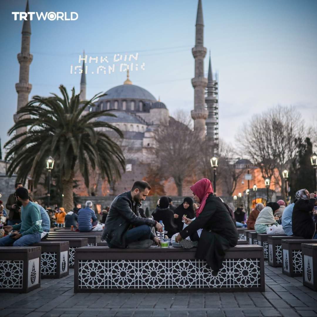 EtemaadDailyNew's tweet image. #استنبول : سلطان احمت میدان میں افطار کا منظر ۔ 
دو سو سال پرانی رسم ' توپ کا گولہ چلانا' بھی ادا ہوئی۔ یہ رسم لوگوں کو افطار کی خوشی اور  وقت سے آگاہ کرنے کے لئے ہوتی تھی، جس کا سلسلہ تاحال جاری ہے۔ 
#Ramadan #Aftaar