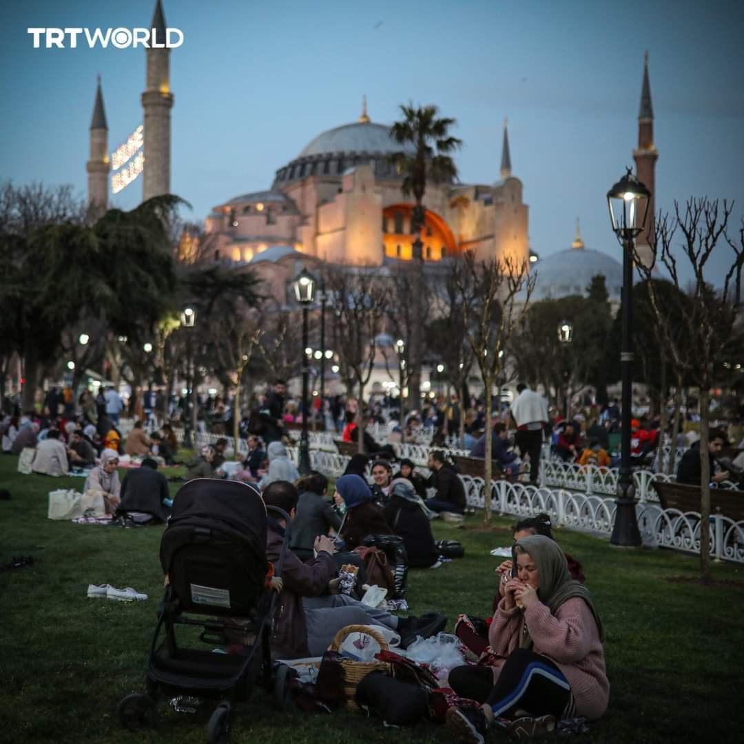 EtemaadDailyNew's tweet image. #استنبول : سلطان احمت میدان میں افطار کا منظر ۔ 
دو سو سال پرانی رسم ' توپ کا گولہ چلانا' بھی ادا ہوئی۔ یہ رسم لوگوں کو افطار کی خوشی اور  وقت سے آگاہ کرنے کے لئے ہوتی تھی، جس کا سلسلہ تاحال جاری ہے۔ 
#Ramadan #Aftaar