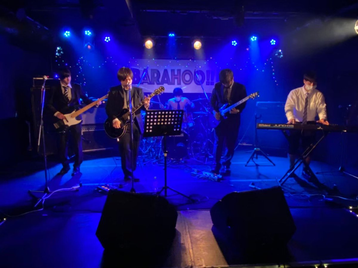BARAHOO_live's tweet photo. こんばんは😊
過去のバラホーのライブ写真を少しだけ、新入生のみなさんにお見せしたいと思います！
昨今の事情でライブ開催をしばらく出来ていませんでしたが、以前は年に5回のライブを企画していました🥁🎸
興味がある方は是非フォロー、DM待ってます✨ https://t.co/Fzs2TOTUAM