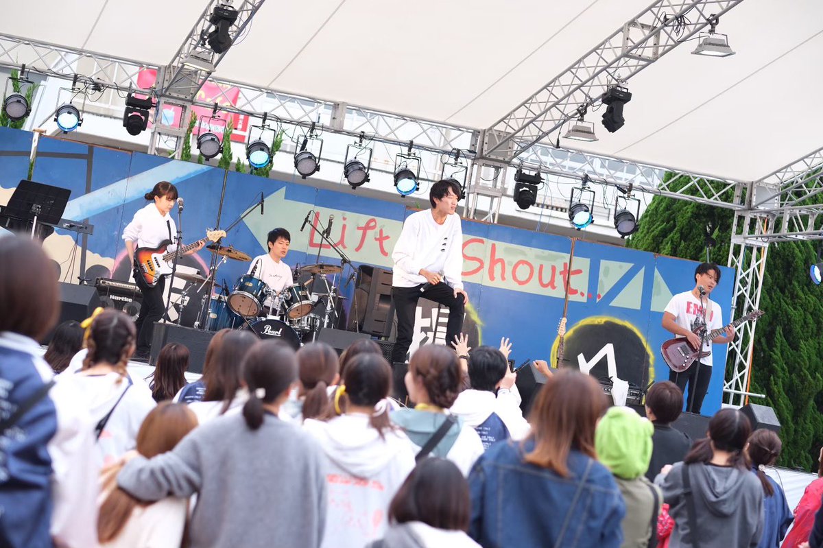 BARAHOO_live's tweet photo. こんばんは😊
過去のバラホーのライブ写真を少しだけ、新入生のみなさんにお見せしたいと思います！
昨今の事情でライブ開催をしばらく出来ていませんでしたが、以前は年に5回のライブを企画していました🥁🎸
興味がある方は是非フォロー、DM待ってます✨ https://t.co/Fzs2TOTUAM