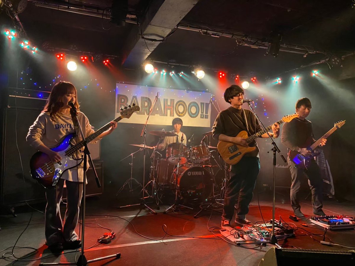 BARAHOO_live's tweet photo. こんばんは😊
過去のバラホーのライブ写真を少しだけ、新入生のみなさんにお見せしたいと思います！
昨今の事情でライブ開催をしばらく出来ていませんでしたが、以前は年に5回のライブを企画していました🥁🎸
興味がある方は是非フォロー、DM待ってます✨ https://t.co/Fzs2TOTUAM