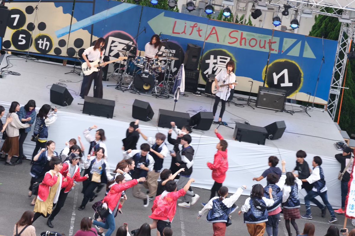 BARAHOO_live's tweet photo. こんばんは😊
過去のバラホーのライブ写真を少しだけ、新入生のみなさんにお見せしたいと思います！
昨今の事情でライブ開催をしばらく出来ていませんでしたが、以前は年に5回のライブを企画していました🥁🎸
興味がある方は是非フォロー、DM待ってます✨ https://t.co/Fzs2TOTUAM