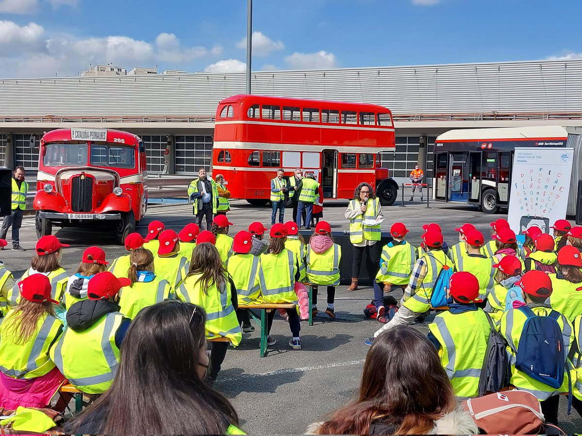 TMB_Barcelona's tweet photo. 🧒👧 Ja han arribat els nens i nenes de @turo_blau per escoltar de primer mà les històries de #PilarínBayés i @dventeo. Acostem la nostra història als infants perquè ells també hi formen part. #100AnysBus https://t.co/l3TPQLUzmg