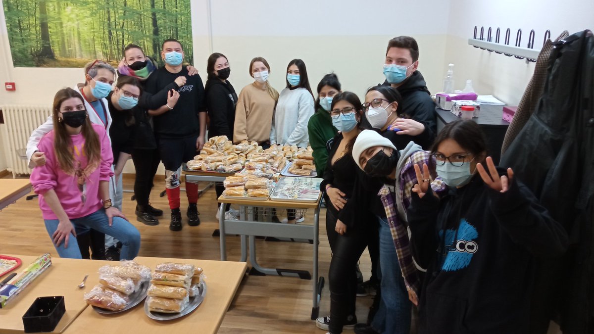 bearepe's tweet photo. Hoy el CAE A ha estado colaborando con energía y muchas ganas en apoyo de la campaña a favor de los refuerzos a Ucrania.#EPJporUcrania #FPsolidaria #FPdeCalidad #FPCAE https://t.co/RtelkgI0MJ