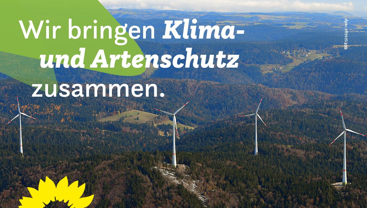 Auf dem Bild ist eine bewaldete hügelige Landschaft zu sehen, in der vier Windräder stehen. In der linken oberen Bildecke steht auf zwei Blütenblättern der Slogan: Wir bringen Klima- und Artenschutz zusammen.