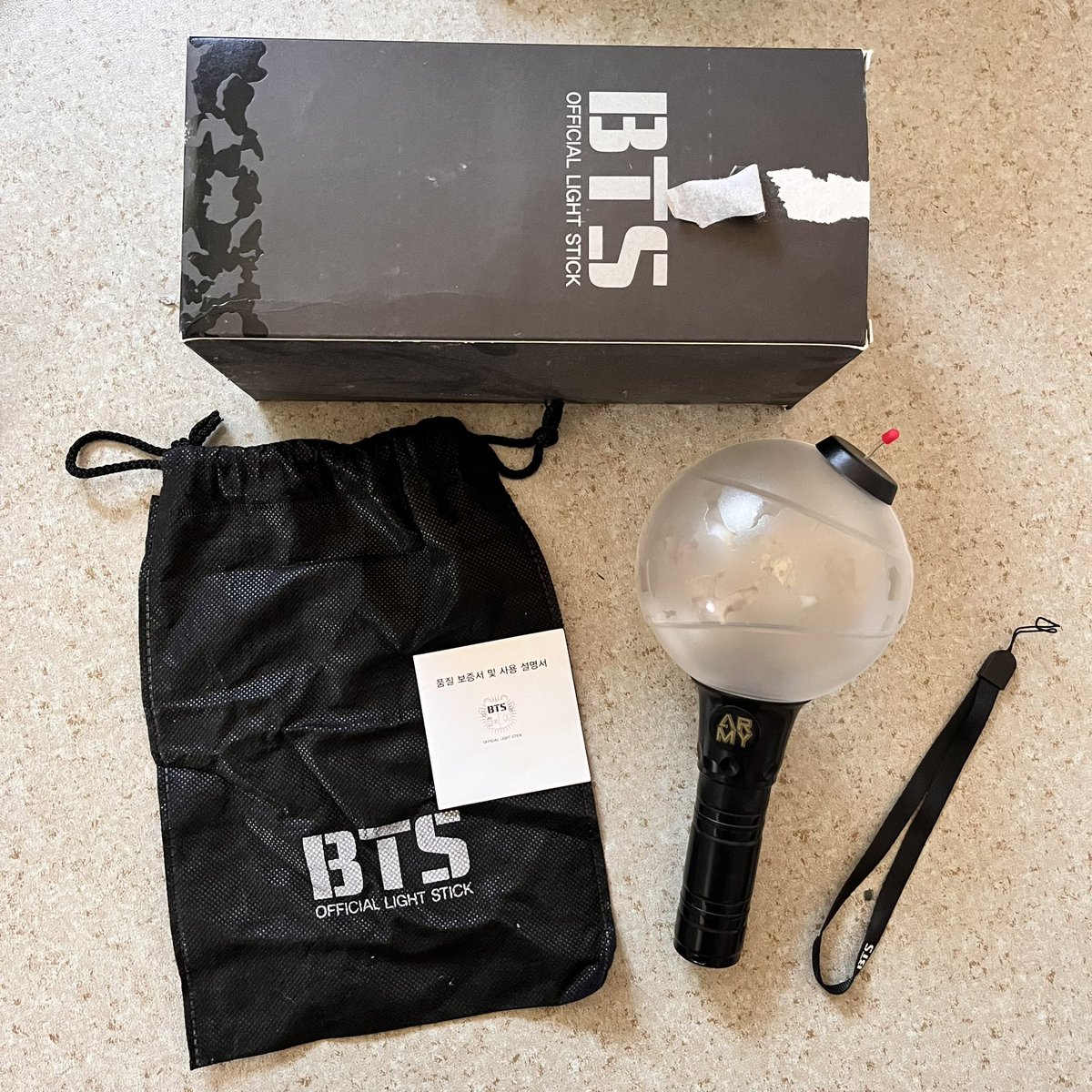 vveebangtan's tweet photo. BTS LIGHTSTICK ARMY BOMB ver. 1

-500php
-may damage ang box
-100% working https://t.co/VeaZKxOL0r
