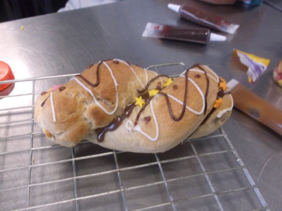 PoolHayesAcad's tweet photo. Year 8 students have been making Easter breads this morning in their Food class with Mrs Hale. We think they look delicious!😋 #EasterBreads https://t.co/BgRHHAQecV