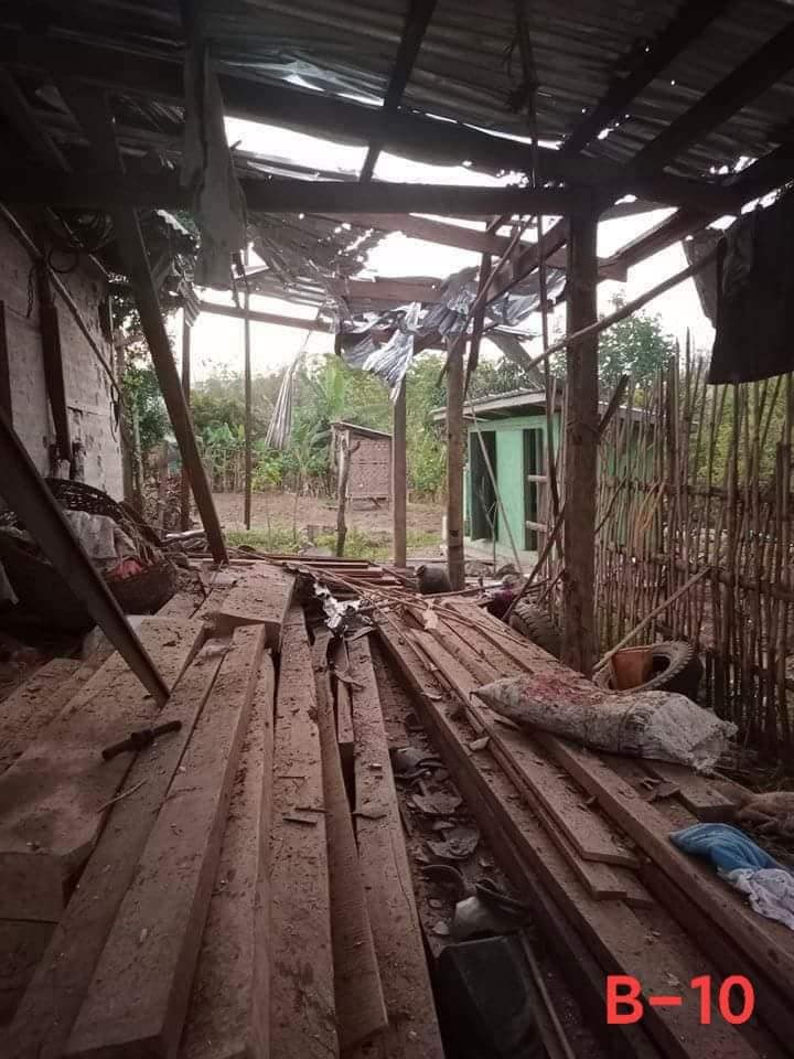 mtina2613's tweet photo. KNDF stated that SAC terrorists deliberately shelled artilleries to the villages of eastern Demoso  tsp without having the clashes at about 4am today so that a civilian house was damaged. #BURMAAct2021 #PressureCongress #2022Apr4Coup #HearTheVoiceOfMyanmar https://t.co/QO3IncD1pw