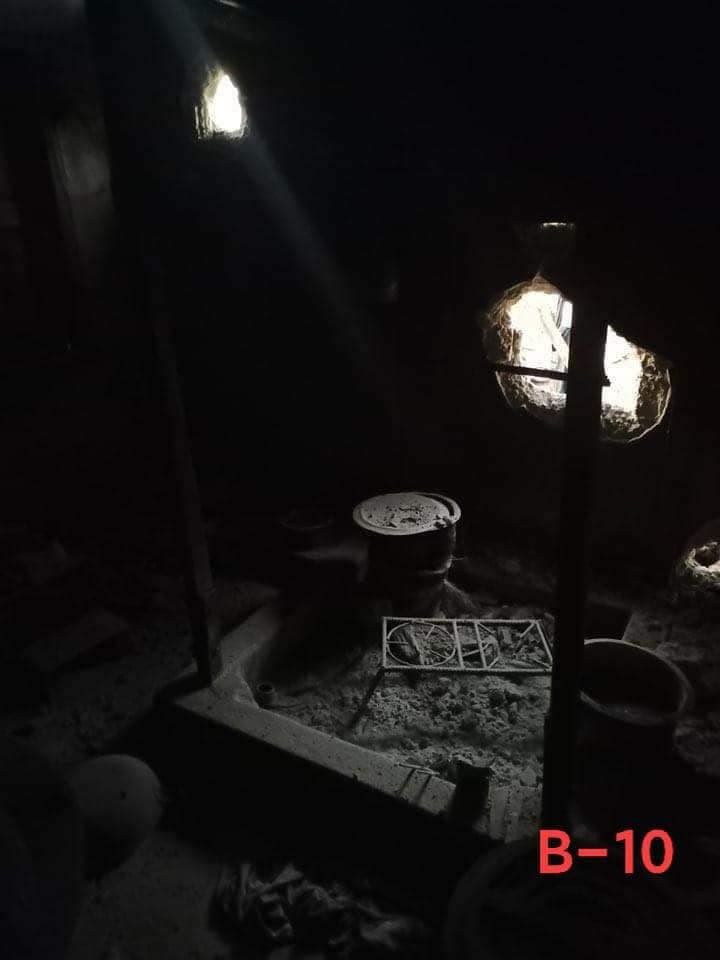 mtina2613's tweet photo. KNDF stated that SAC terrorists deliberately shelled artilleries to the villages of eastern Demoso  tsp without having the clashes at about 4am today so that a civilian house was damaged. #BURMAAct2021 #PressureCongress #2022Apr4Coup #HearTheVoiceOfMyanmar https://t.co/QO3IncD1pw