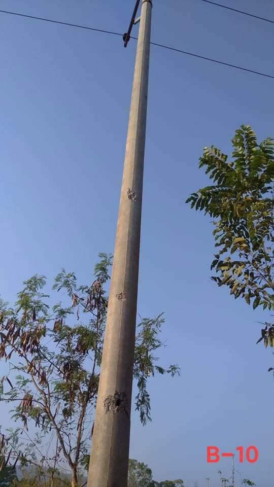 mtina2613's tweet photo. KNDF stated that SAC terrorists deliberately shelled artilleries to the villages of eastern Demoso  tsp without having the clashes at about 4am today so that a civilian house was damaged. #BURMAAct2021 #PressureCongress #2022Apr4Coup #HearTheVoiceOfMyanmar https://t.co/QO3IncD1pw