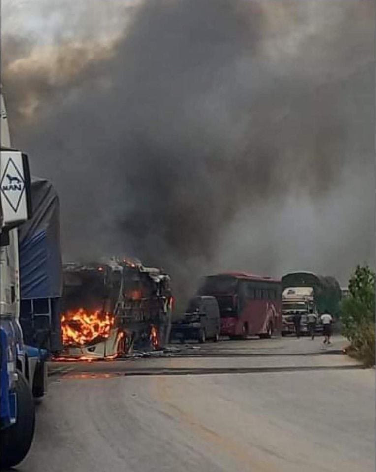 mtina2613's tweet photo. The clashes between military troops and KNLA has erupted on Asia road, Kawkareik-Myawaddy, Karen state this morning, and 4 cars were burnt. The terrorists troops bombarded the villages in Kawkareik tsp by aircrafts. #2022Apr4Coup #HearTheVoiceOfMyanmar https://t.co/R8uUguP3ND