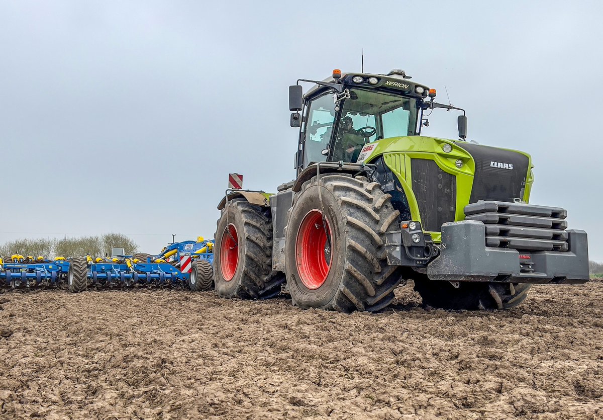 RockscapeCrowle's tweet photo. As we have got most of our spring cereal drilling complete, we have taken some time to demo a few 12m tine cultivators. He is Jonny in the Xerion with a 12.5m Farmet Fantom Pro, thanks to J Brock and Sons for arranging the demo. #Rockscape #britishfarming #claasxerion #spring https://t.co/Wjvaq77pMZ