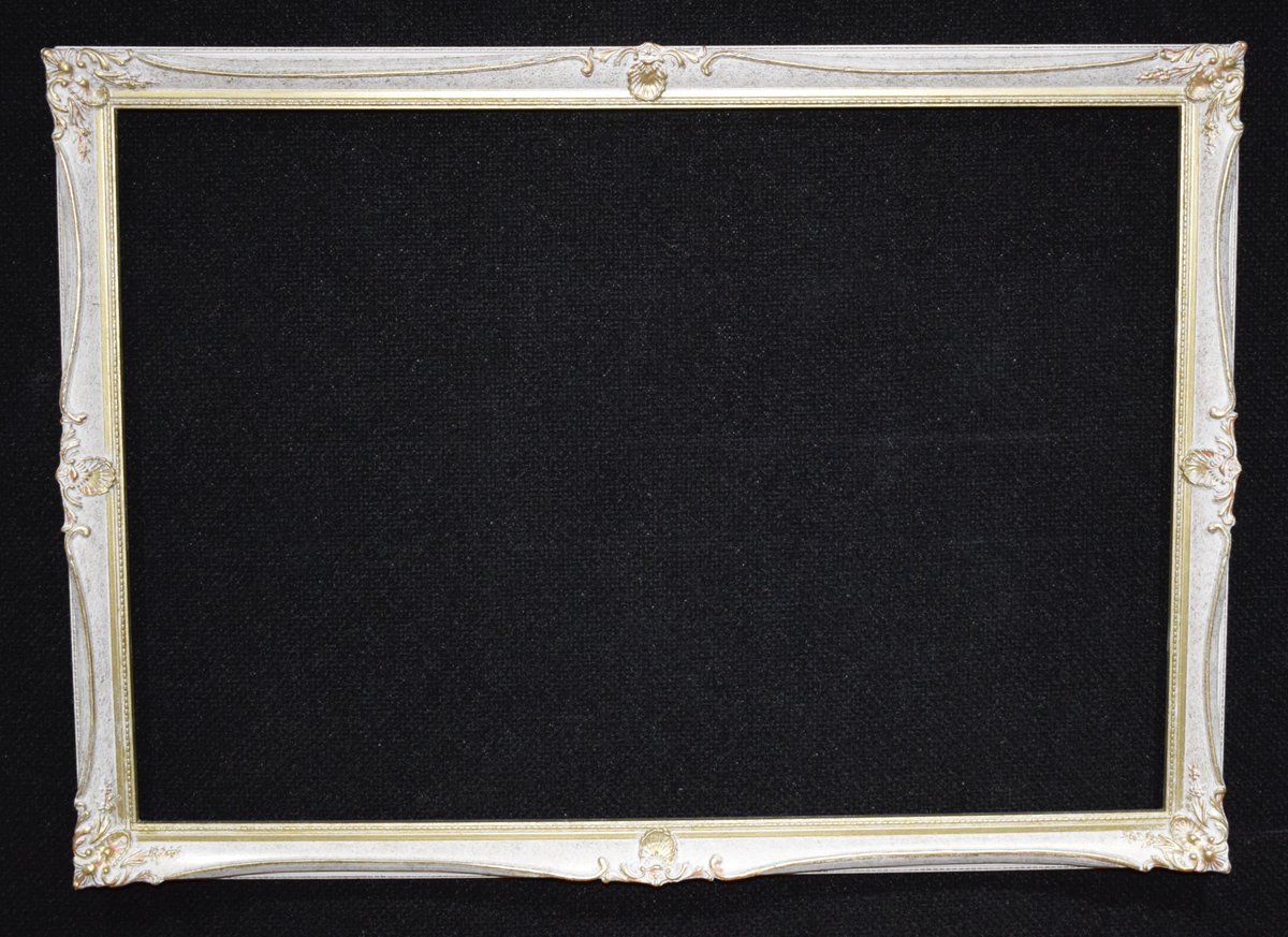 FrintonFrames's tweet photo. This 3/4" Carved frame is finished in Ivory. Gorgeous golden hi lights complement this cool look. #galleryframing #bespokeframes #ivoryframes #sweptframes https://t.co/5Bd3jMMEUa