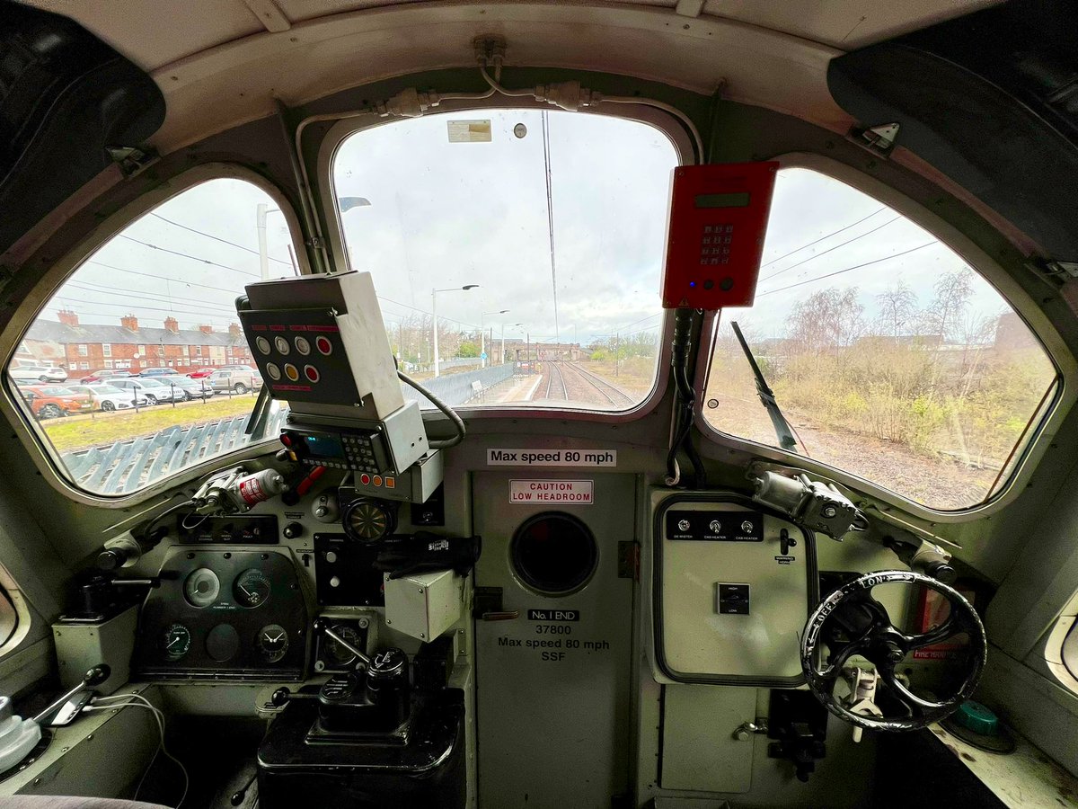 hcrossers's tweet photo. Cab shot of Platform 3 Newark Northgate #DriversView https://t.co/up6nWt19nA