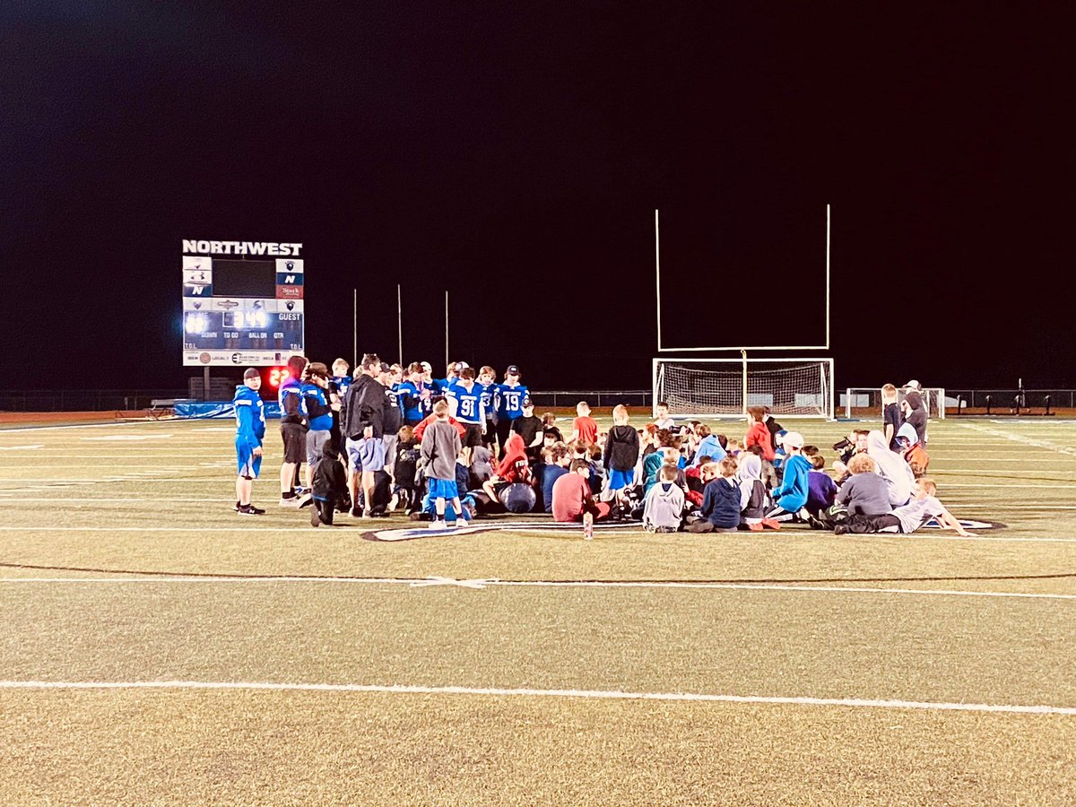 TheLionsDenPod1's tweet photo. #photooftheday @nwjfootball @NWLIONSFOOTBALL #youthcamp Photo Credit-Ashley Peterson Stark https://t.co/Fald7nttql