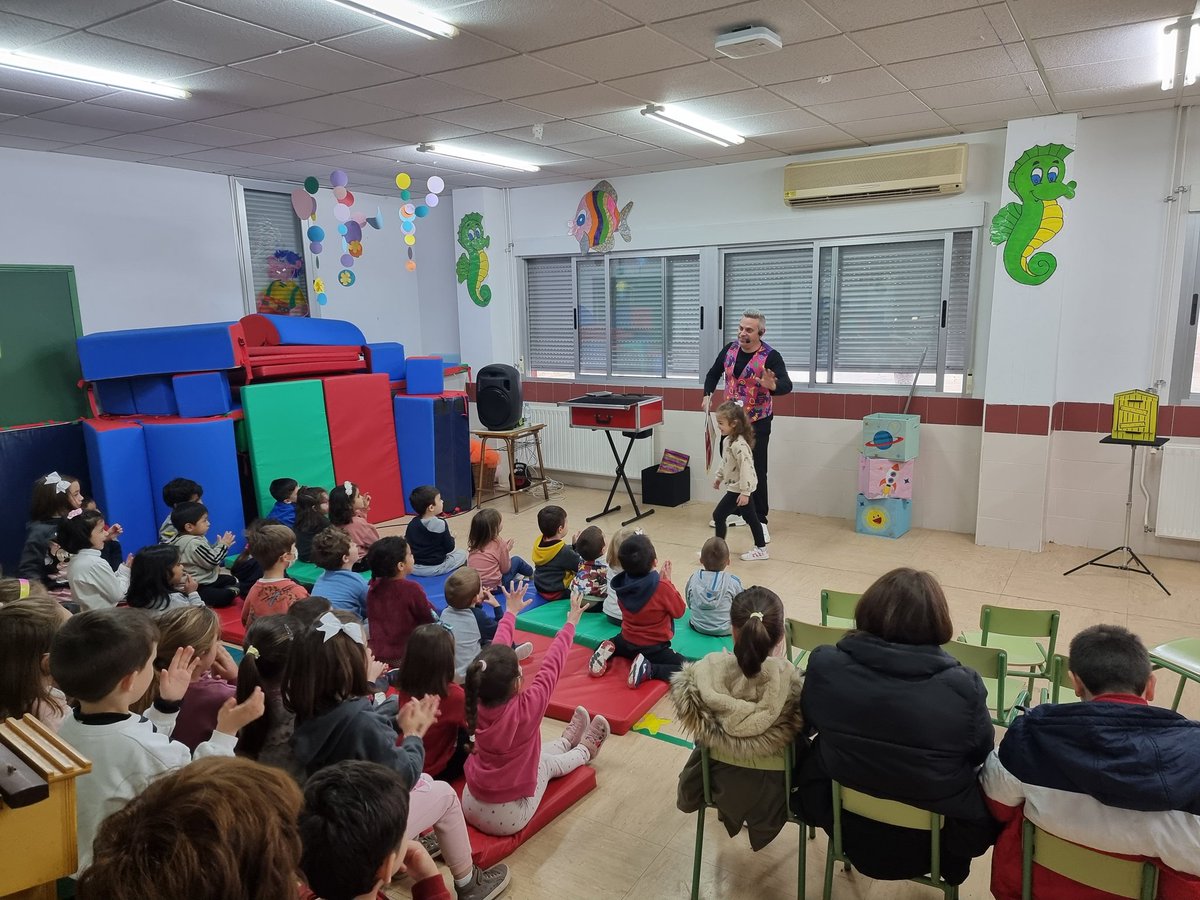 CarlosMeziat's tweet photo. VII SEMANA CULTURAL EN EL CEIP EL MIRADOR
Seguimos con policías "superhéroes", magos y meteorólogos. El colegio es un hervidero de estímulos. https://t.co/6JrSMRZK5k