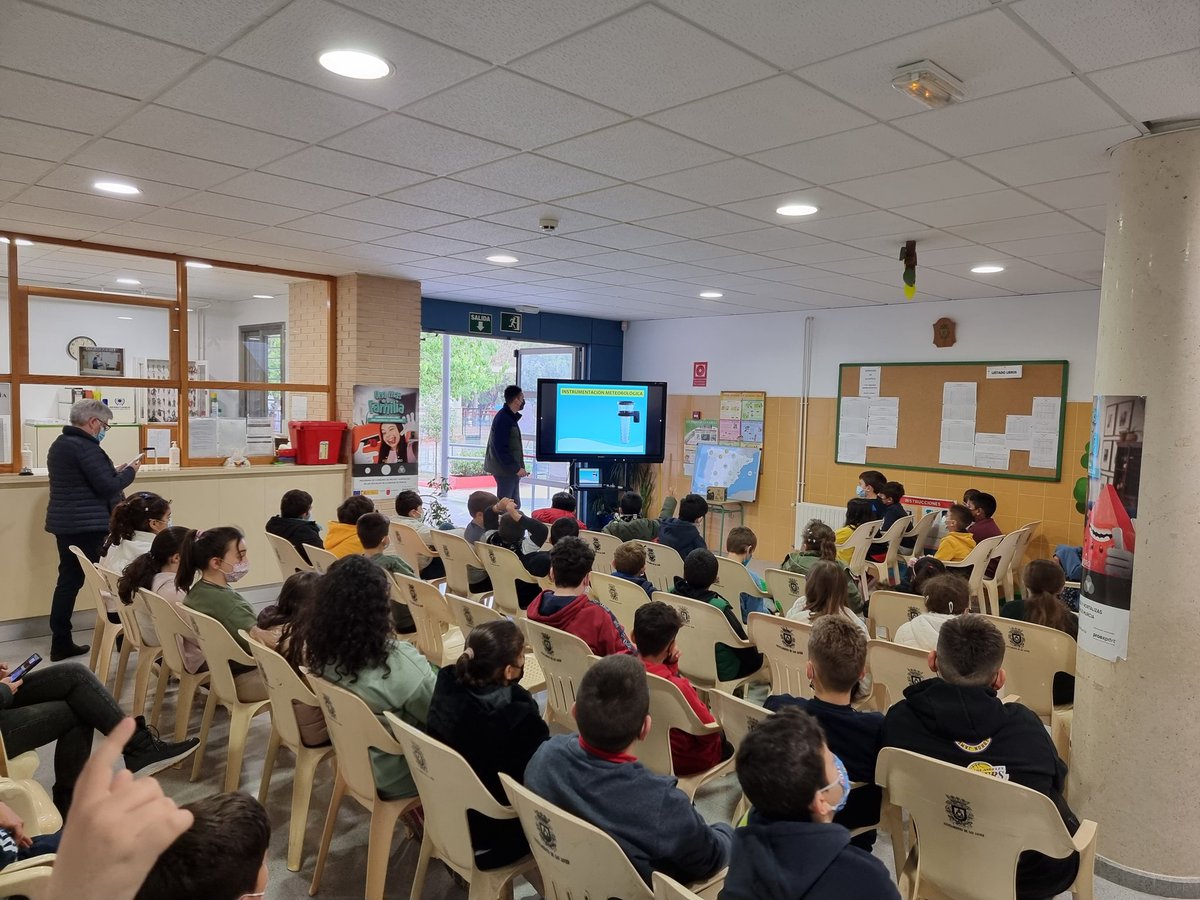 CarlosMeziat's tweet photo. VII SEMANA CULTURAL EN EL CEIP EL MIRADOR
Seguimos con policías "superhéroes", magos y meteorólogos. El colegio es un hervidero de estímulos. https://t.co/6JrSMRZK5k