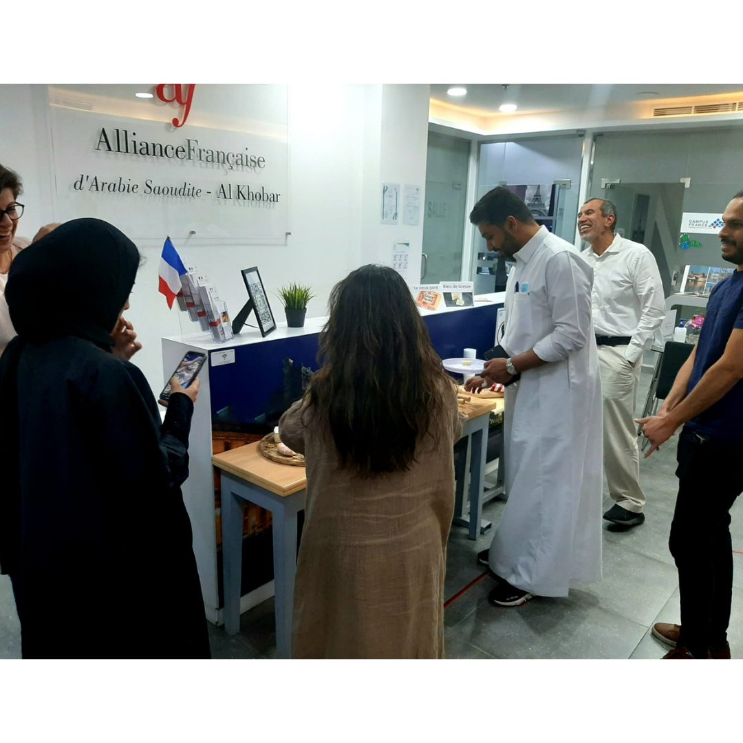 AfasKSA's tweet photo. #فرانكوفون 🇫🇷•
 عودة بالصور إلى مهرجان تذوق الأجبان الفرنسية 🧀 والذي نظمه الأليانس فرانسيز في الخبر. قضى من خلاله طلابنا أمتع اللحظات، بالإضافة إلى أنهم أصبحوا خبراء في أنواع الجبن الفرنسي !
#frenchinksa #frenchcheeses https://t.co/4ZtBfSMnW3