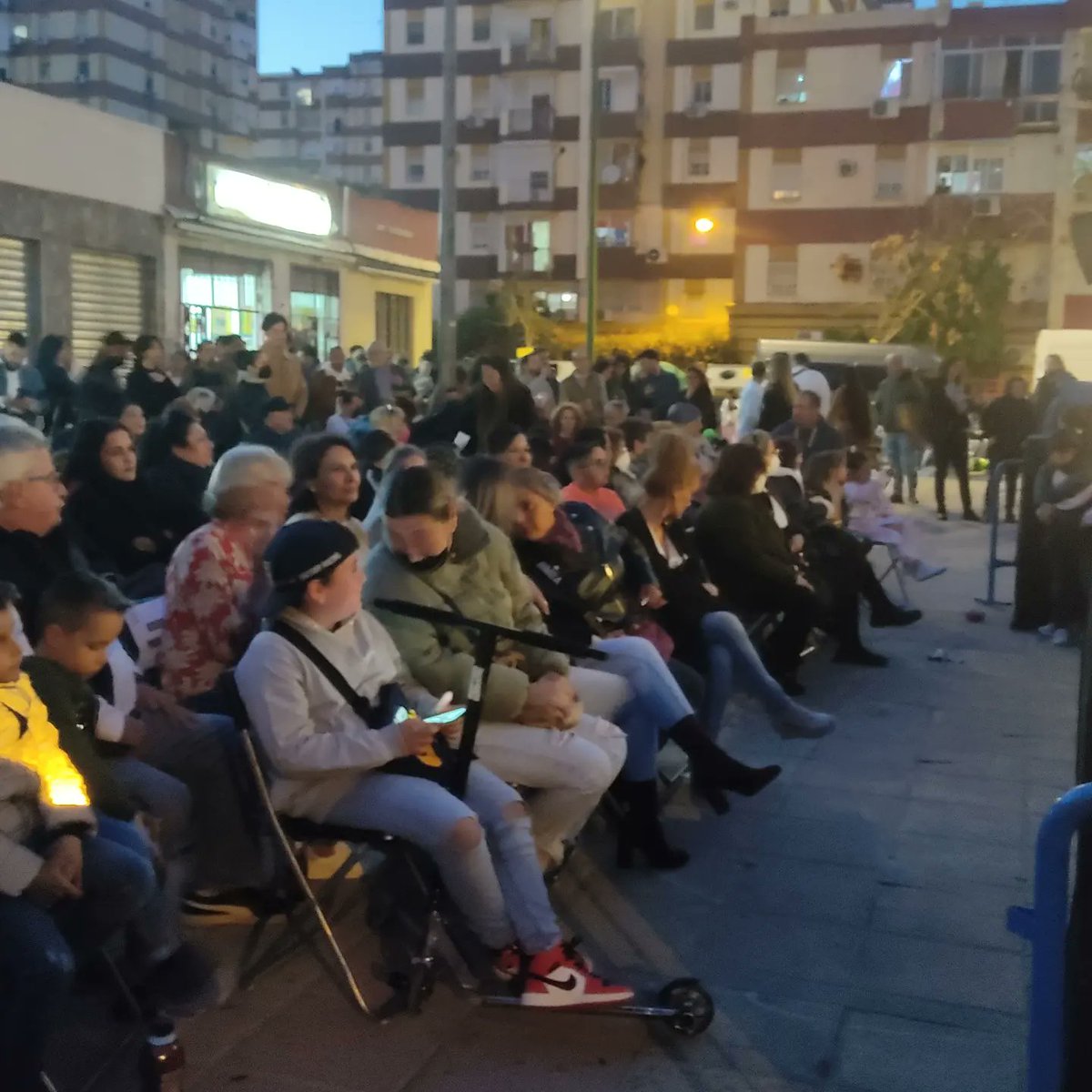 ASOCIACIONRUTAS's tweet photo. El viernes participamos con #tallerdefamilia en el Homenaje a Chocolate en Zona Flamenca junto a @fac_cultural @Ayto_Sevilla @FundlaCaixa @ajmmaa @NorteMesa. Bonita noche de flamenco en nuestro barrio. #Rumas #imagina #participa #distritomacarena https://t.co/zp9UUBIc44
