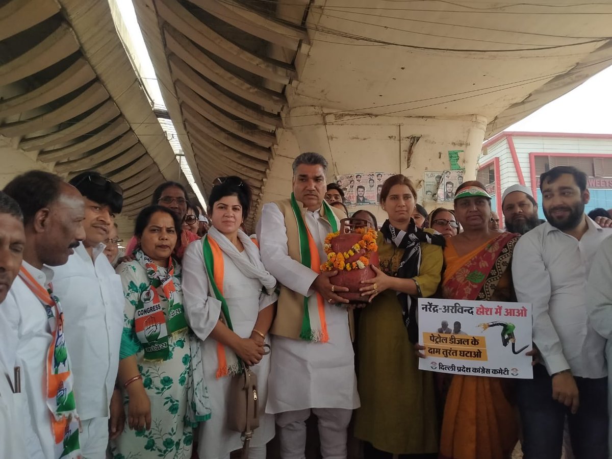 Priyajayant1's tweet photo. @INCDelhiअध्यक्ष @Ch_AnilKumarINCजी के नेतृत्व मे करावल नगर जिला कांग्रेस अध्यक्ष @Adesh_incजी ने मंहगाई मुक्त भारत अभियान के तहत खजूरी चौक पर धरना-प्रदर्शन किया@DelhiPMCअध्यक्ष @AmritaDhawan1जी के आदेशानुसार करावल नगर जिला महिला कांग्रेस ने भी हिस्सा लेकर अपना विरोध व्यक्त किया https://t.co/83qrwf9cCq