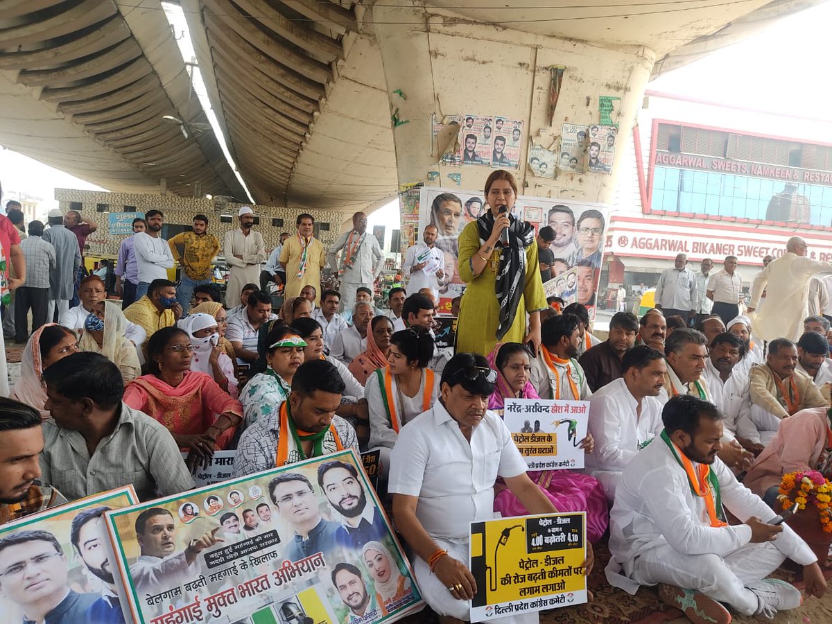 Priyajayant1's tweet photo. @INCDelhiअध्यक्ष @Ch_AnilKumarINCजी के नेतृत्व मे करावल नगर जिला कांग्रेस अध्यक्ष @Adesh_incजी ने मंहगाई मुक्त भारत अभियान के तहत खजूरी चौक पर धरना-प्रदर्शन किया@DelhiPMCअध्यक्ष @AmritaDhawan1जी के आदेशानुसार करावल नगर जिला महिला कांग्रेस ने भी हिस्सा लेकर अपना विरोध व्यक्त किया https://t.co/83qrwf9cCq