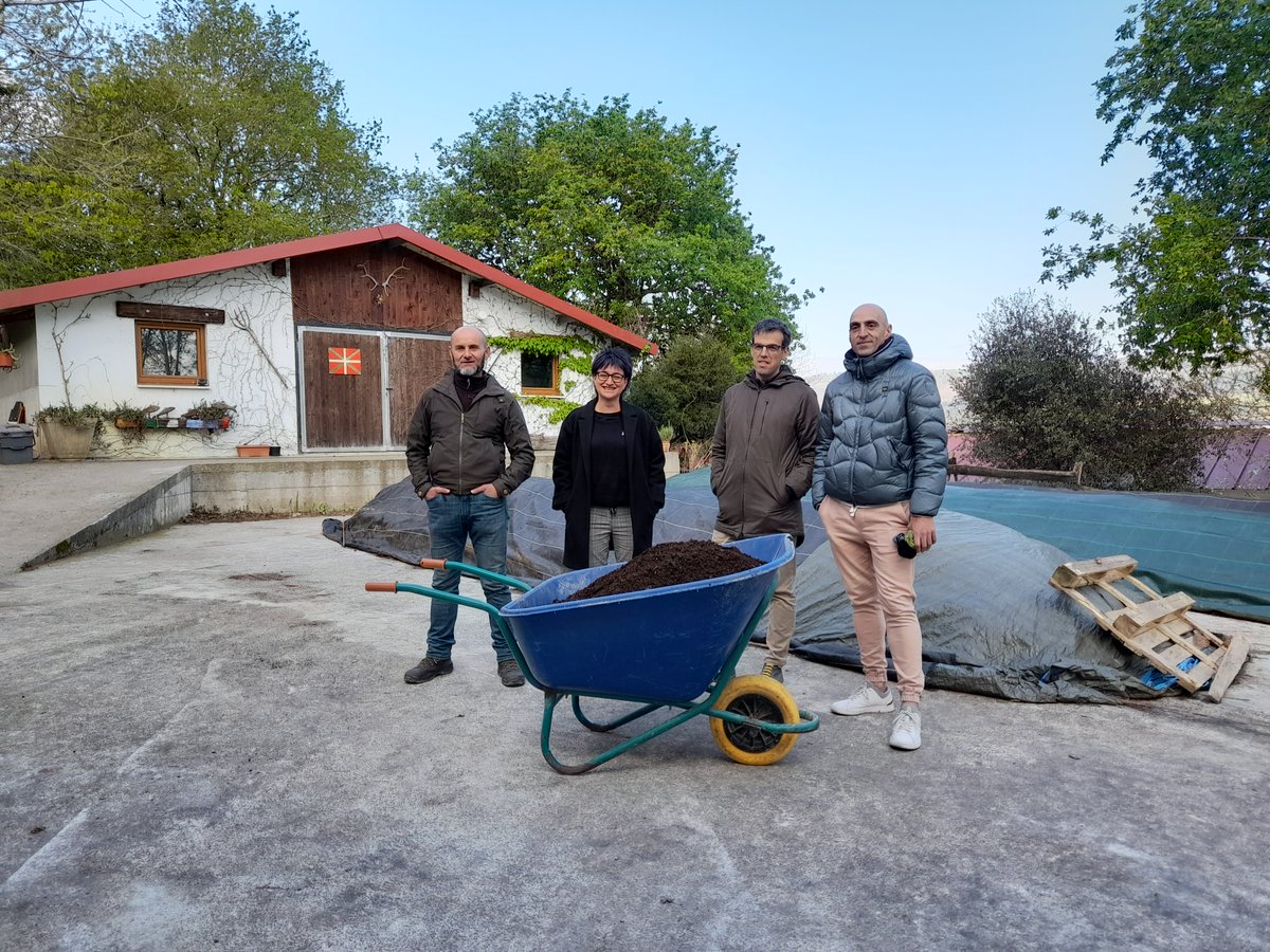 #hondakinak 

Usurbilgo Udalak eta <a href="/behemendi/">Behemendi Landa Garapenerako Elkartea</a> elkarteak Usurbilgo baserri konposta abiatu dute, elkarlanean.

Herrian sortutako hondakin organikoaren zati bat Lartzandieta baserrian konpostatzen hasi dira: urtean 48 tona hartzeko gaitasuna du. 

Albistea: labur.eus/WxpS4