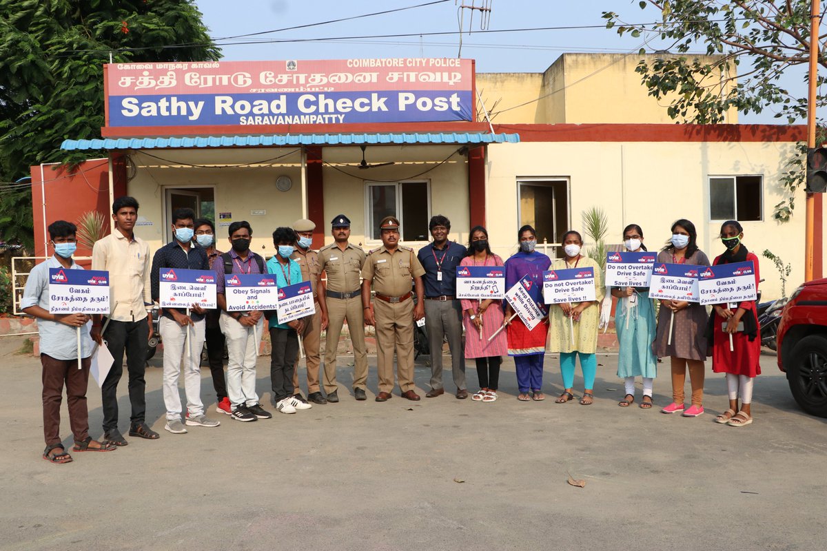 _emmanueldaniel's tweet photo. Had a wonderful time of volunteering with the students of KCLAS to create awareness on road safety at the Saravanampatti Junction, Coimbatore on 01.04.2022. One of our objectives was to create a city free from road accidents. #india #roadsafety #volunteering #community #outreach https://t.co/LLhS74treo
