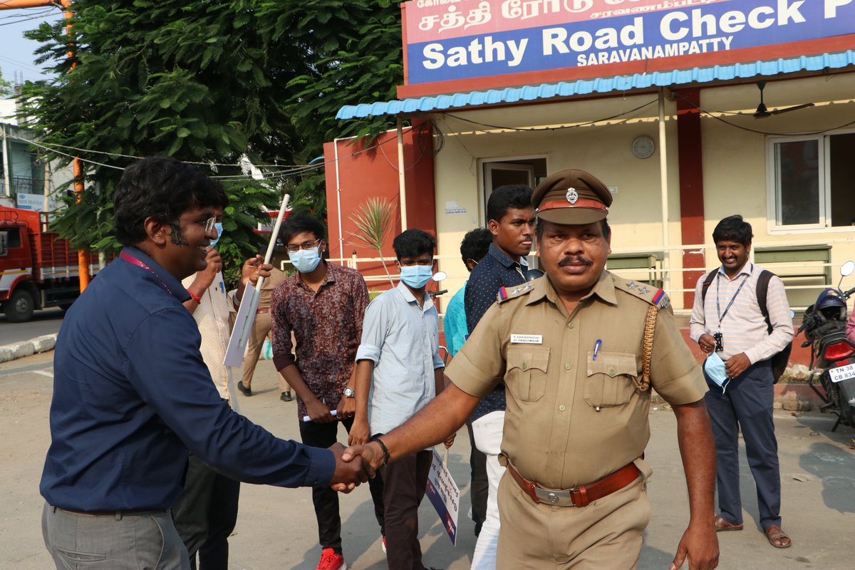 _emmanueldaniel's tweet photo. Had a wonderful time of volunteering with the students of KCLAS to create awareness on road safety at the Saravanampatti Junction, Coimbatore on 01.04.2022. One of our objectives was to create a city free from road accidents. #india #roadsafety #volunteering #community #outreach https://t.co/LLhS74treo