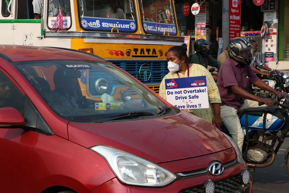 _emmanueldaniel's tweet photo. Had a wonderful time of volunteering with the students of KCLAS to create awareness on road safety at the Saravanampatti Junction, Coimbatore on 01.04.2022. One of our objectives was to create a city free from road accidents. #india #roadsafety #volunteering #community #outreach https://t.co/LLhS74treo